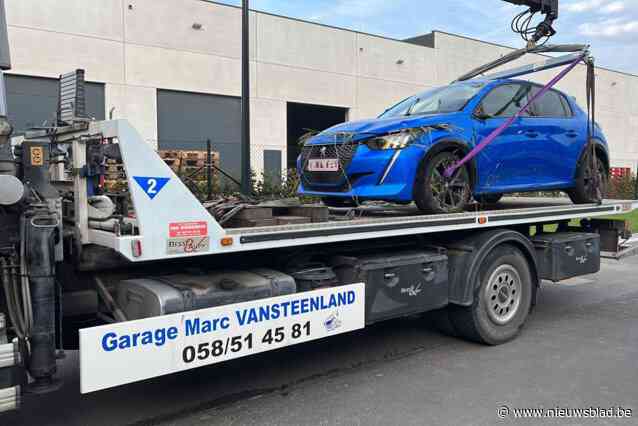 Vrouw (31) belandt tijdens autorijles op dak in gracht, wagen perte totale: “Instructeur stuurde volop tegen, maar het was te laat”