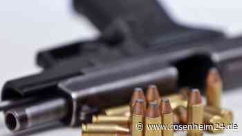 Polizei beschlagnahmt über 100 Schusswaffen und Messer in Passauer Wohnung