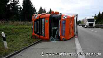 Lastwagen voller Äpfel stürzt auf der A7 um