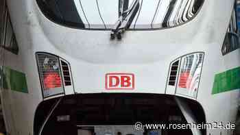 Mann wirft an bayerischem Bahnhof mit Müllsäcken auf ICE - Schaffner durch Glasscherbe verletzt