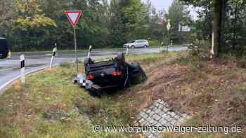 Unfall auf B244 vor Helmstedt: Auto landet im Graben