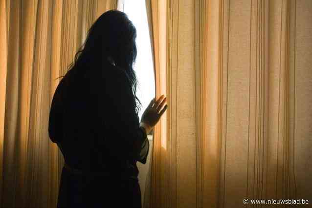 29-jarige papa belaagt zowel vrouw als minnares nadat overspel uitkomt: “Hij viel beide vrouwen langdurig lastig”