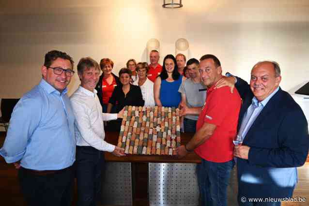 Vzw Het Ventiel schenkt kunstwerk aan stad Harelbeke