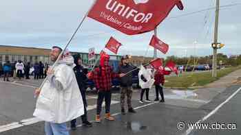 Unifor strike 'on hold' after GM reaches tentative agreement with Canadian workers