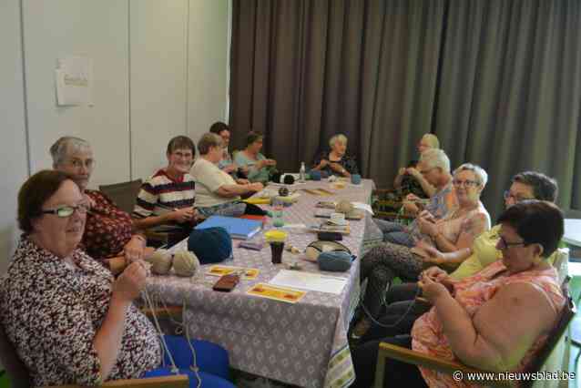 Monique (68) richt brei- en haakclub op en die is meteen een schot in de roos: “Al is het nog wachten op de eerste breiende man”