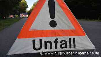 Radfahrer kracht gegen Auto und fährt weiter