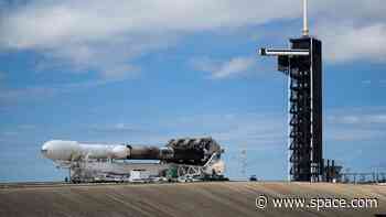 SpaceX rolls out Falcon Heavy rocket for Psyche asteroid mission launch (photos)