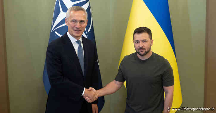 Zelensky a sorpresa al vertice Nato: “Non vi dimenticate di noi”. E accusa Mosca: “Sostiene Hamas”. L’ambasciata israeliana: “Assurdità”
