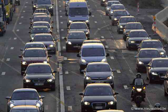 Twee uur aanschuiven op E17 door ongeval met vrachtwagens, ook elders veel file: “Trek meer tijd uit voor je verplaatsingen”