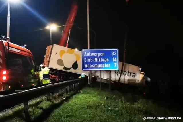 Fileleed blijft op vrijgemaakte E17 na ongeval met vrachtwagen, ook elders veel file: “Trek meer tijd uit voor je verplaatsingen”