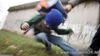 Gewalttat erschüttert Landshut: Bub (10) auf Schulweg von zehn vermummten Schlägern verprügelt