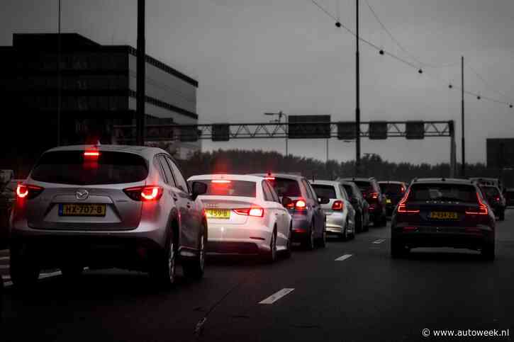 Bijna 1.000 kilometer file door regen en ongelukken