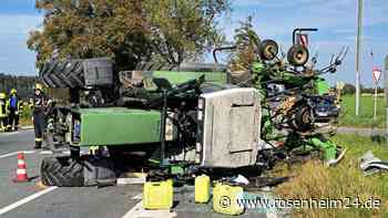 Traktor kippt nach Unfall auf B15 zwischen Schechen und Rott am Inn um
