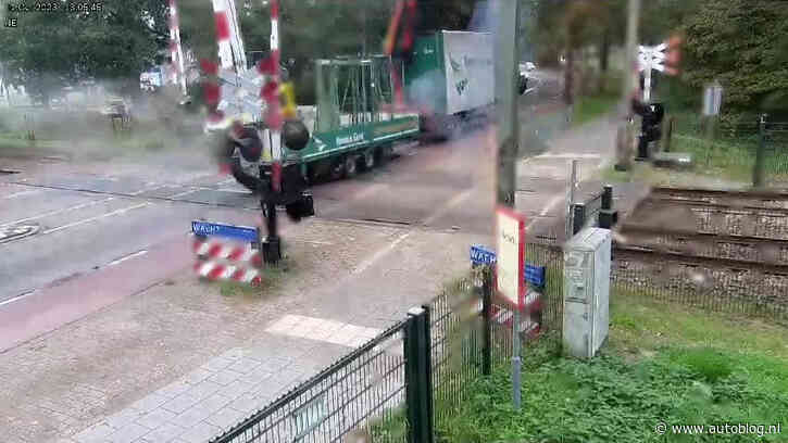 Vrachtwagen sloopt bovenleiding [video]