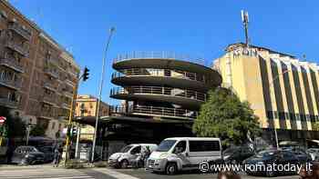 Il parcheggio multipiano di San Giovanni è diventato “uno squat”