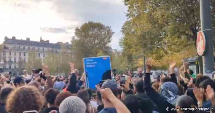 Francia, il ministro dell’Interno vieta le manifestazioni pro Palestina. Centinaia di persone in piazza a Parigi