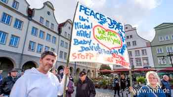 Hunderte Rostocker zeigen nach Terrorangriff Flagge für Israel