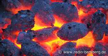 Mensch beim Grillen in Flammen