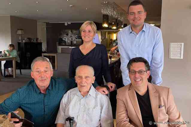 Roger blaast honderd kaarsjes uit