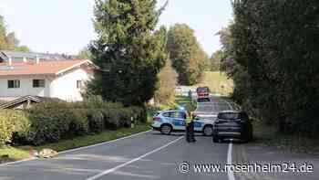 Radfahrer bei Riedering von Auto erfasst - Straßensperre aufgehoben