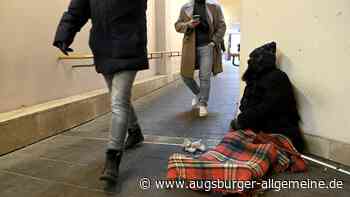 Unbekannte stehlen Obdachlosen seinen Becher voller Münzen