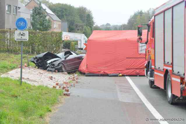 Bestuurder overleden na klap tegen duiker in Oudenaardseweg (N459) in Kruisem