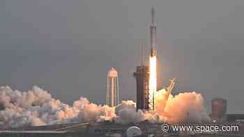 SpaceX Falcon Heavy rocket launches NASA's Psyche probe to bizarre metal asteroid (photos)