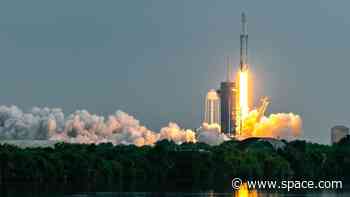 SpaceX Falcon Heavy rocket launches NASA's Psyche probe to bizarre metal asteroid (video)
