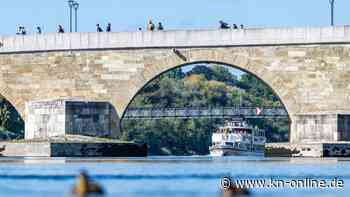 Regensburg: Deutscher stößt Syrer von Steinerner Brücke