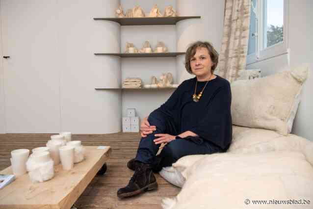 “Als hofleverancier krijg je sneller iemand aan telefoon”: Gerenommeerd porseleindraaister viert kwarteeuw ambachtschap met expo in herenhuis Tollenberg en tal van activiteiten