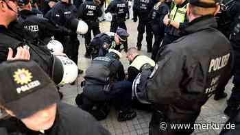 Verbotener Pro-Palästina-Protest in Hamburg: Demonstrantin versucht Polizisten Pistole zu entreißen