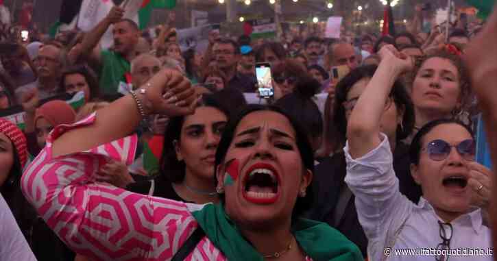 Manifestazione pro Palestina a Roma, in centinaia in piazza con cori e bandiere: “Il popolo palestinese non è Hamas”