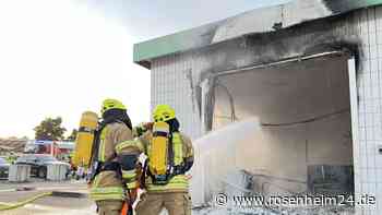 Dunkle Rauchschwaden über Freilassing - Alte Tankstelle wird Opfer der Flammen