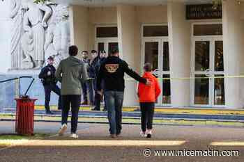 Attaque dans un lycée à Arras: "c'est choquant", recueillement devant l'établissement endeuillé par la mort d'un enseignant