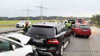 Auffahrunfall auf der A8 bei Rohrdorf - Vier Autos krachen ineinander