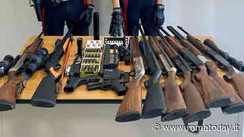 A caccia di notte con visori notturni e armi silenziate: nel bagagliaio dell'auto un arsenale