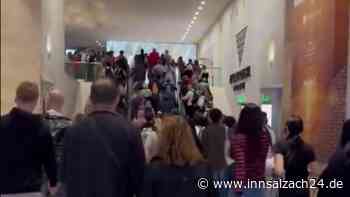 Bombendrohung gegen Louvre in Paris – Videos zeigen, wie Menschen aus Museum laufen