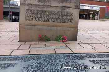 Nach Angriff auf Israel: Blumen am Lübbecker Synagogen-Platz niedergelegt