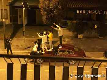 Sulla Jaguar per un selfie sui social, ma i ragazzini non pagheranno. L'ira del proprietario