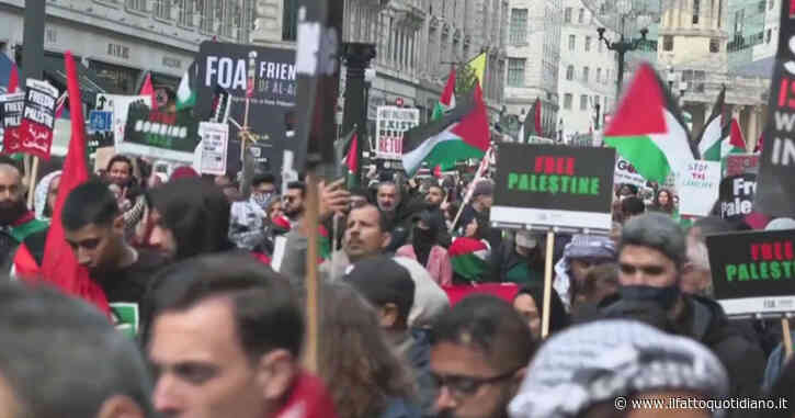 “Stop bombing Gaza”, migliaia di persone sfilano a Londra in sostegno del popolo palestinese – Video