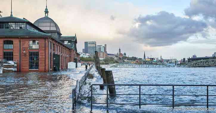 Erste Sturmflut der Saison überspült Hamburger Fischmarkt
