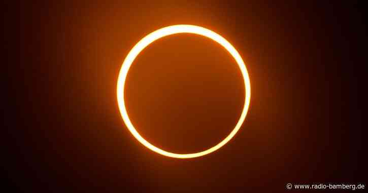 Menschen in Amerika bewundern Ring-Sonnenfinsternis