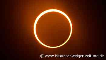 Menschen in Amerika bewundern Ring-Sonnenfinsternis