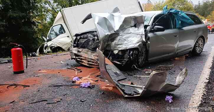 Transporter und Auto prallen frontal zusammen