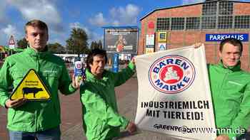 Greenpeace-Aktivisten demonstrieren vor Rostocker Supermarkt gegen Molkerei