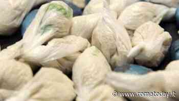 Ingoia le dosi d'eroina per evitare l'arresto, in casa 400 grami di droga