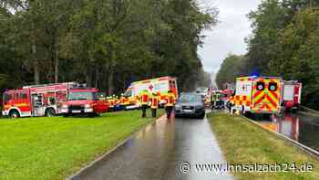 Auto landet bei Neuberg auf B15 im Wald - Christoph 14 im Einsatz
