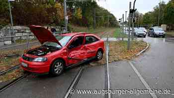 Frau fährt trotz roter Ampel weiter: Unfall mit Straßenbahn