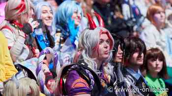 Fast 500 verkleidete Cosplay-Spieler in Messehallen