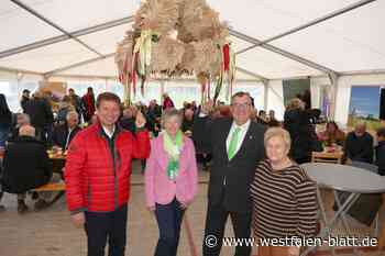 Landesgartenschau Höxter: Landwirte übergeben Erntekrone an Landrat